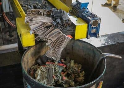 Residuos triturados en planta de tratamiento de residuos industriales - Parino group